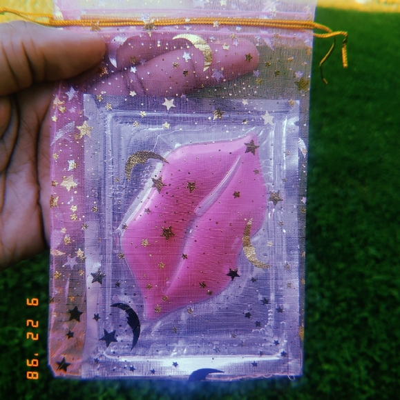 Mini beauty container, filled with products!! - Picture 6 of 7